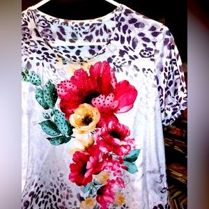 animal print blouse nwot Med to Large flowers